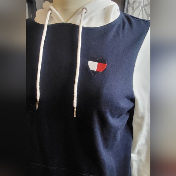 Casual Chic Tommy Hilfiger Sweatshirt Dress - Picture 2 of 5